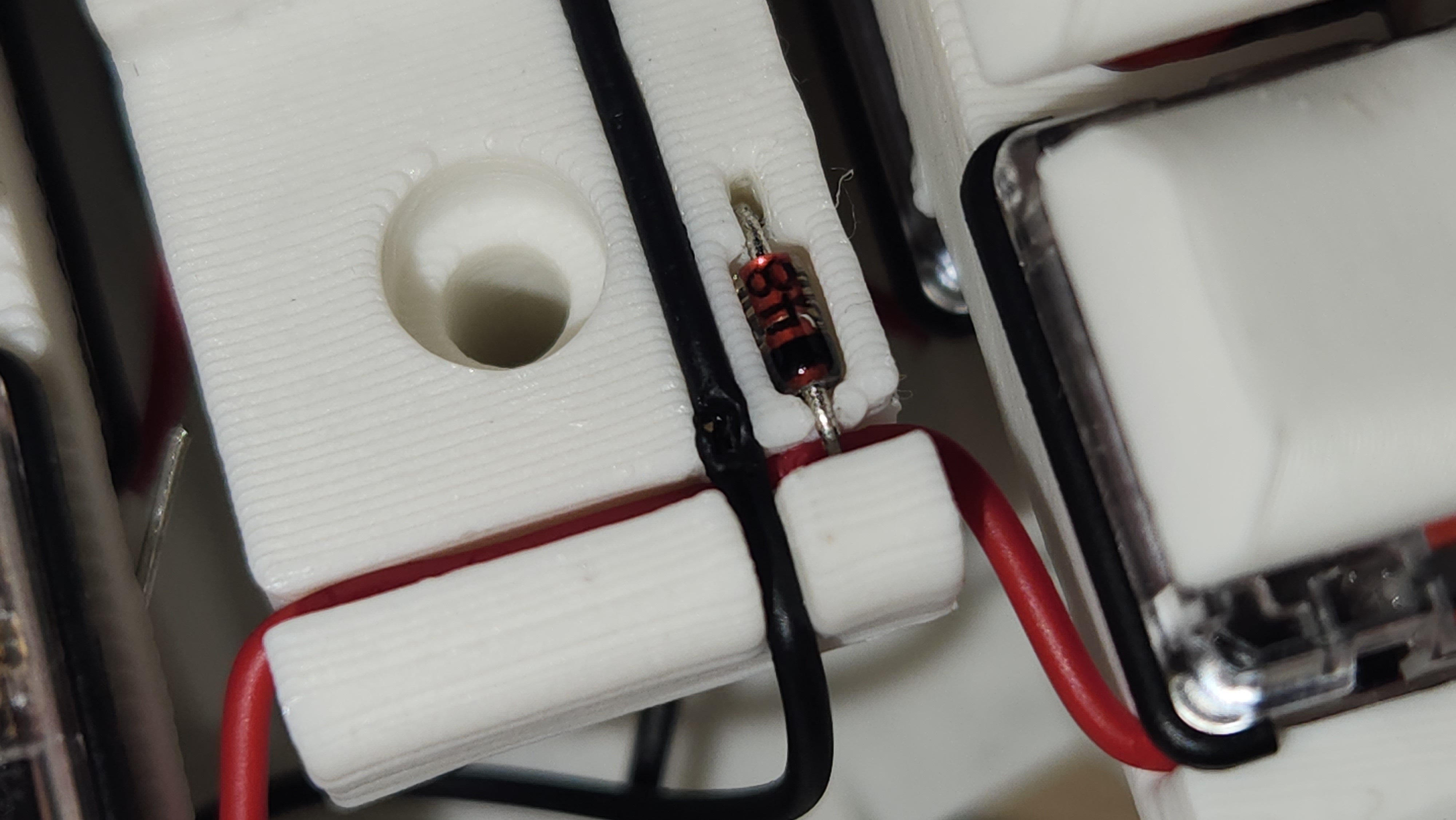より線にスイッチとダイオードを直接刺したPCBレス配線の様子